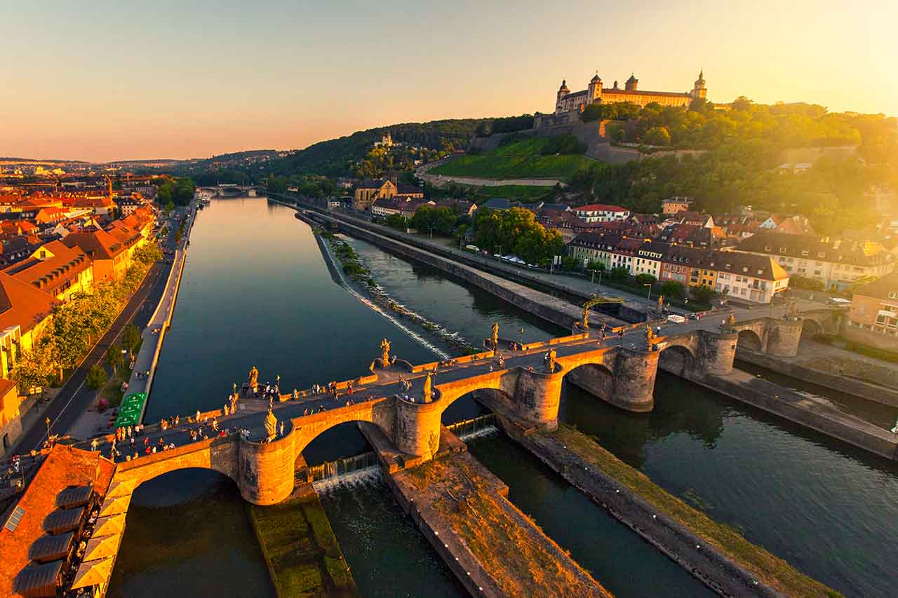 Das Luftbild zeigt die Alte Mainbrücke in Würzburg